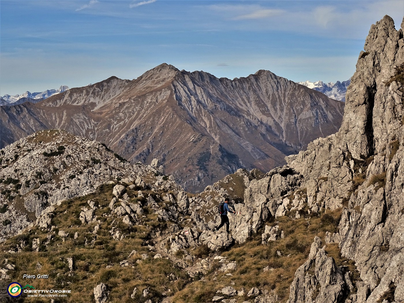 54 Scendiamo al Passo la Forca sul tormentato sentiero 501.JPG